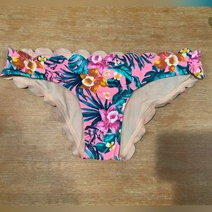 Scalloped edge swim bottom - size M
